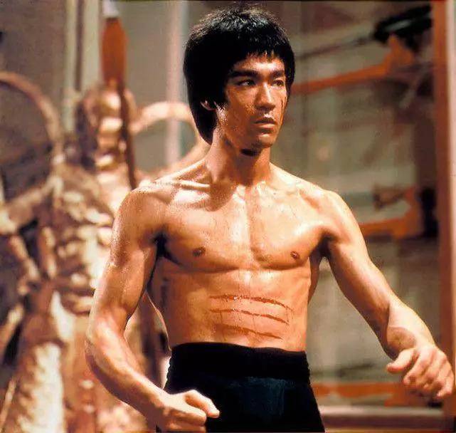 李小龙成首位世界公认华人功夫明星，成龙、李连杰也成功打入好莱坞续写传奇