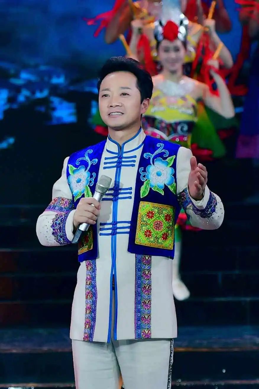 成龙的社交媒体与粉丝互动_成龙大牌粉丝_成龙和粉丝合影